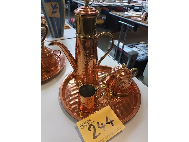 Lot 244 - koffiestel in koper. 2 stuks - afbeelding 3 van  5