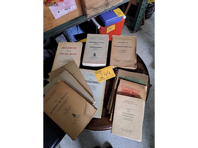Lot 244 - lot oude boeken jaren 60 rechtsleer - afbeelding 1 van  1