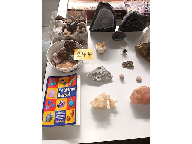 Lot 244 - mineralen en stenen. 16 stuks - afbeelding 1 van  8