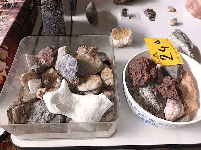 Lot 244 - mineralen en stenen. 16 stuks - afbeelding 7 van  8