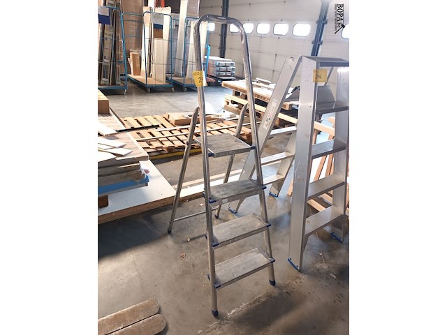 Lot 245 - aluminium trapladder - afbeelding 1 van  2