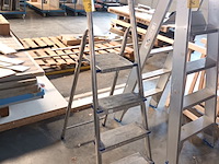 Lot 245 - aluminium trapladder - afbeelding 1 van  2