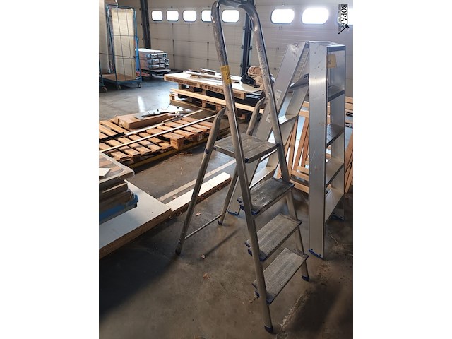 Lot 245 - aluminium trapladder - afbeelding 2 van  2