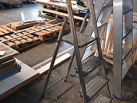 Lot 245 - aluminium trapladder - afbeelding 2 van  2