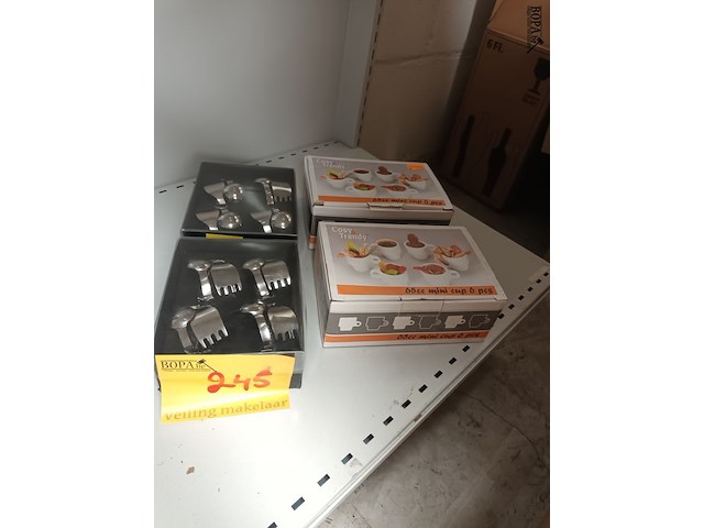 Lot 245 - amusepotjes en lepels - 4 doosjes - afbeelding 1 van  4