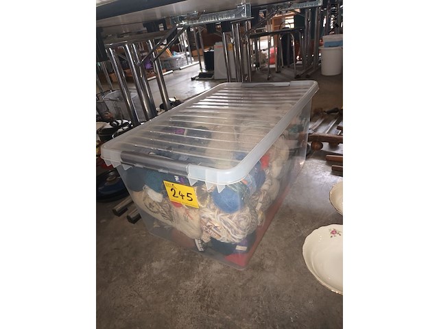 Lot 245 - bak met breiwol - afbeelding 1 van  3