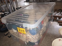 Lot 245 - bak met breiwol - afbeelding 1 van  3