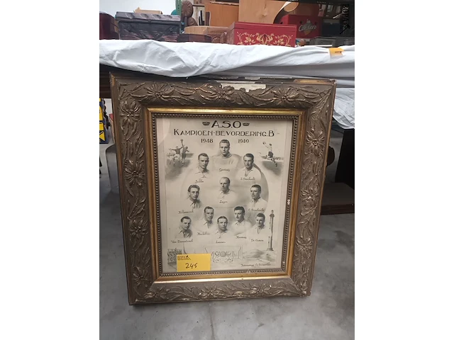 Lot 245 - kader voetbal oostende 1949 - afbeelding 1 van  6
