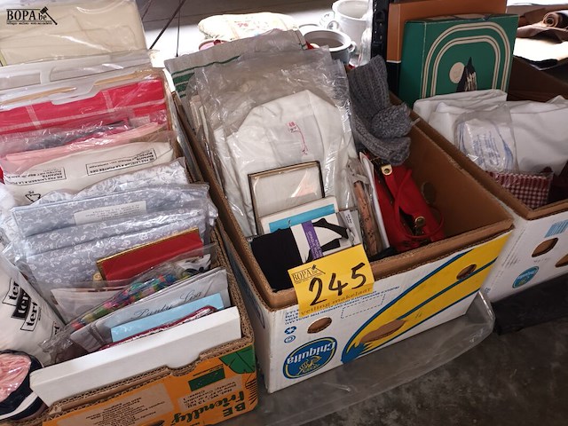 Lot 245 - kledij en bedlinnen. 3 dozen - afbeelding 1 van  4