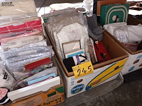 Lot 245 - kledij en bedlinnen. 3 dozen - afbeelding 1 van  4