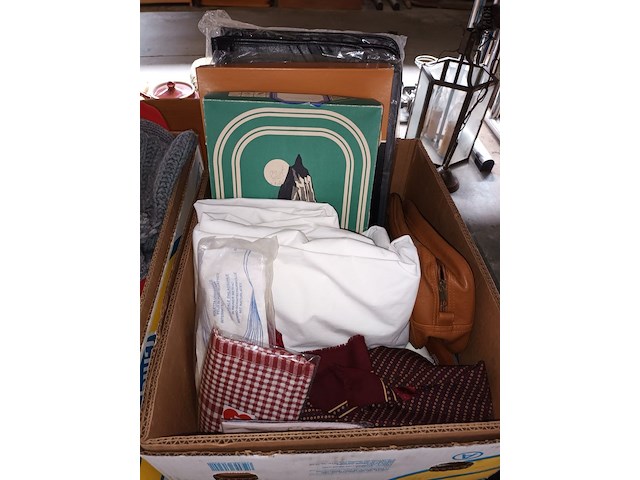 Lot 245 - kledij en bedlinnen. 3 dozen - afbeelding 2 van  4