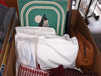 Lot 245 - kledij en bedlinnen. 3 dozen - afbeelding 2 van  4
