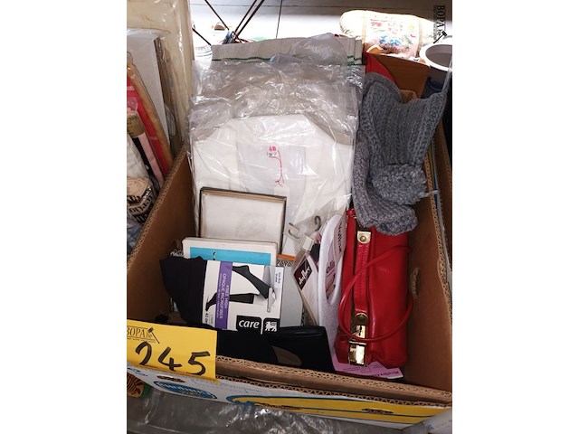 Lot 245 - kledij en bedlinnen. 3 dozen - afbeelding 3 van  4