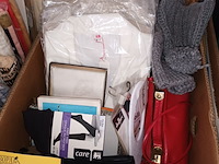 Lot 245 - kledij en bedlinnen. 3 dozen - afbeelding 3 van  4