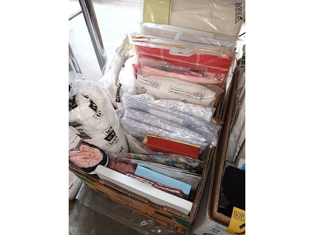 Lot 245 - kledij en bedlinnen. 3 dozen - afbeelding 4 van  4