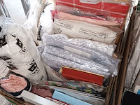Lot 245 - kledij en bedlinnen. 3 dozen - afbeelding 4 van  4