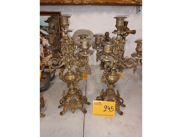 Lot 245 - koperen kandelaars. 2 stuks - afbeelding 1 van  4