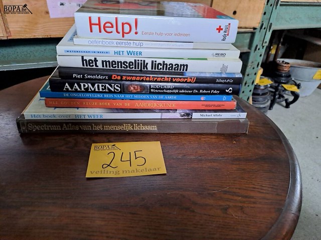 Lot 245 - lot oude boeken aardrijkskunde, biologie, menselijk lichaam - afbeelding 1 van  1