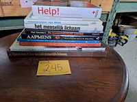 Lot 245 - lot oude boeken aardrijkskunde, biologie, menselijk lichaam - afbeelding 1 van  1
