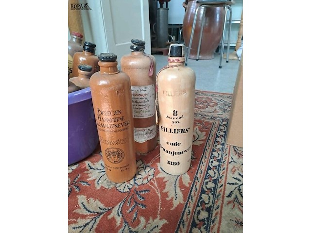 Lot 245 - lot oude jeneverflessen : bols, filliers, etc - afbeelding 2 van  3