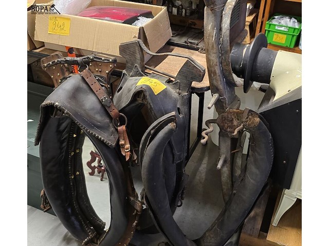 Lot 245 - oude paarden halsters en juk - afbeelding 1 van  5