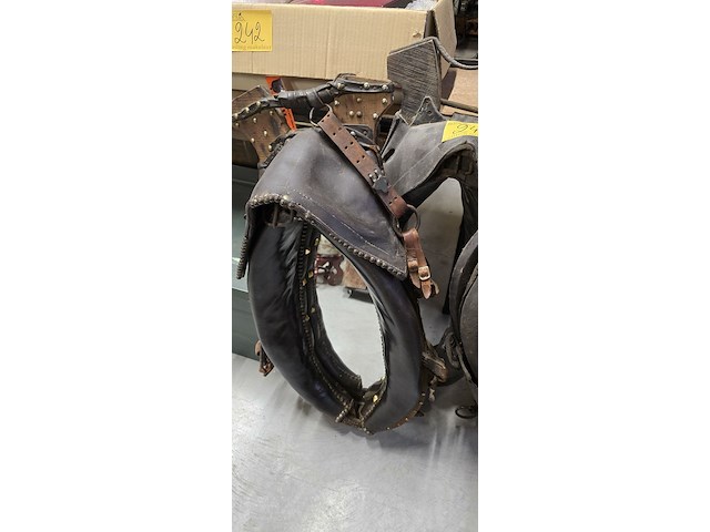 Lot 245 - oude paarden halsters en juk - afbeelding 2 van  5