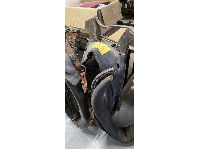 Lot 245 - oude paarden halsters en juk - afbeelding 3 van  5