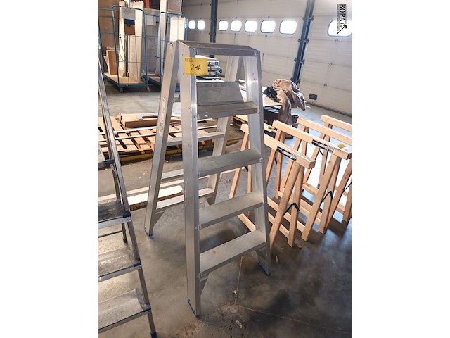 Lot 246 - aluminium trapladder solide - afbeelding 1 van  3