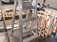 Lot 246 - aluminium trapladder solide - afbeelding 1 van  3