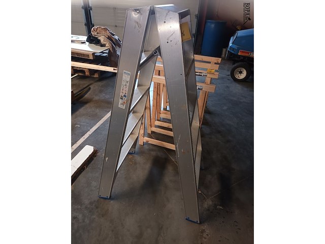Lot 246 - aluminium trapladder solide - afbeelding 2 van  3