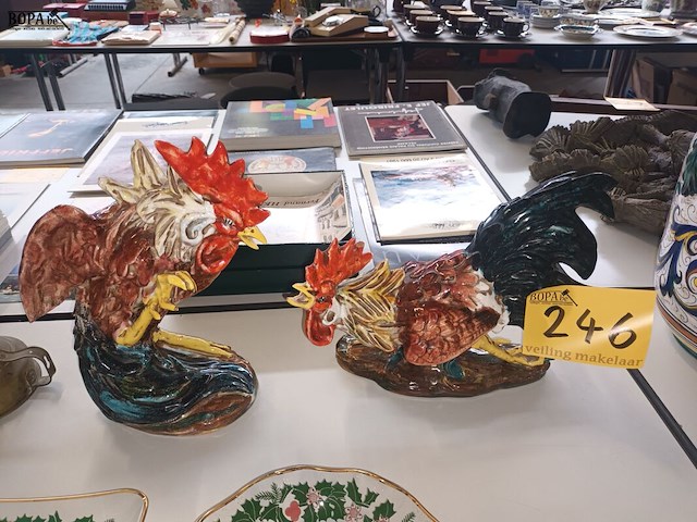 Lot 246 - beelden vechtende hanen. 2 stuks - afbeelding 1 van  4