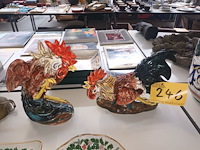 Lot 246 - beelden vechtende hanen. 2 stuks - afbeelding 1 van  4