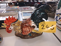 Lot 246 - beelden vechtende hanen. 2 stuks - afbeelding 2 van  4