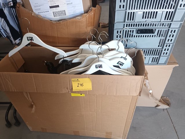 Lot 246 - groot lot diverse kleerhangers - afbeelding 1 van  3