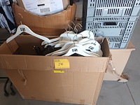 Lot 246 - groot lot diverse kleerhangers - afbeelding 1 van  3