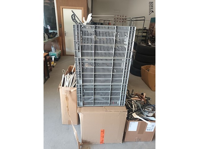 Lot 246 - groot lot diverse kleerhangers - afbeelding 2 van  3