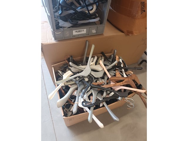 Lot 246 - groot lot diverse kleerhangers - afbeelding 3 van  3