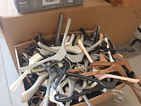 Lot 246 - groot lot diverse kleerhangers - afbeelding 3 van  3