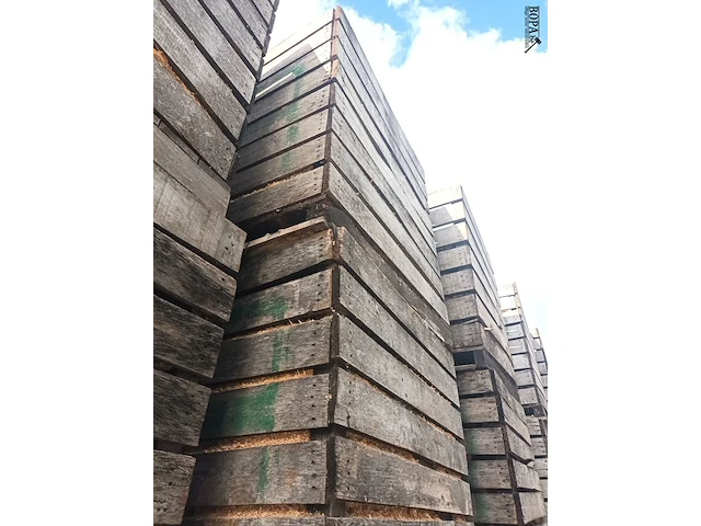 Lot 246 - houten kist met houtrestanten. 6 stuks - afbeelding 1 van  2