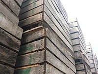 Lot 246 - houten kist met houtrestanten. 6 stuks
