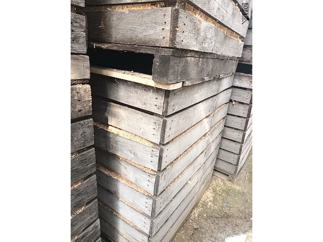 Lot 246 - houten kist met houtrestanten. 6 stuks - afbeelding 2 van  2