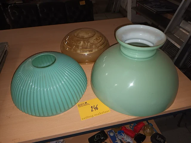 Lot 246 - lampenkap. 3 stuks - afbeelding 1 van  3