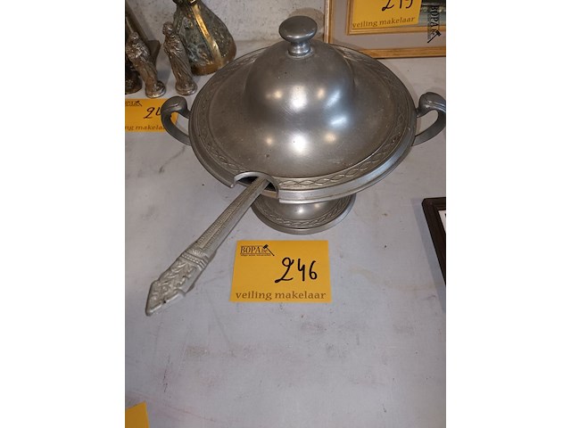 Lot 246 - soepterrine in tin - afbeelding 1 van  4