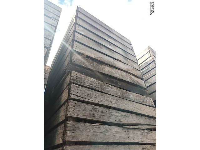 Lot 247 - houten kist met houtrestanten. 6 stuks - afbeelding 1 van  4