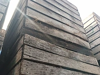 Lot 247 - houten kist met houtrestanten. 6 stuks