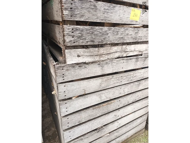 Lot 247 - houten kist met houtrestanten. 6 stuks - afbeelding 2 van  4