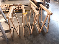 Lot 247 - houten schragen. 4 stuks - afbeelding 1 van  3