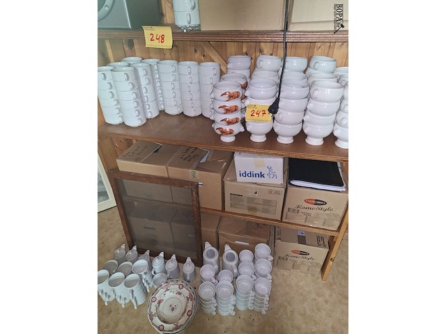 Lot 247 - koffie, thee en soep servies - afbeelding 1 van  2