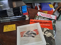 Lot 247 - lot boeken woii: 2 x 6-delige reeks - 16 stuks - afbeelding 1 van  2