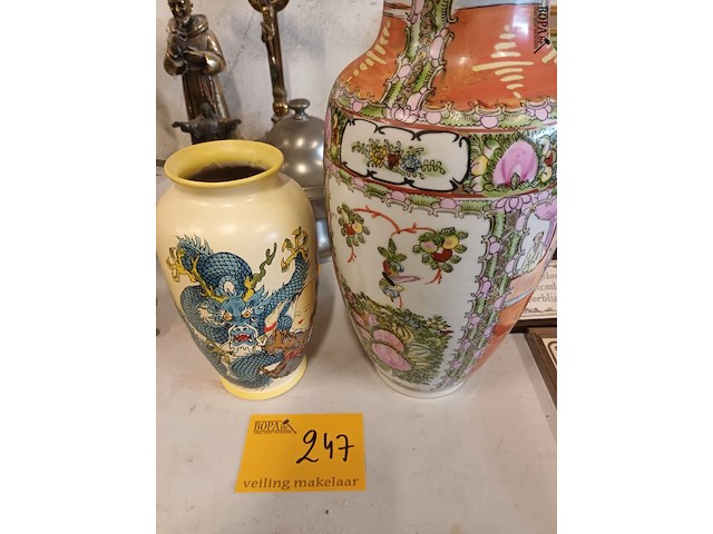 Lot 247 - oosterse vazen. 2 stuks - afbeelding 1 van  6